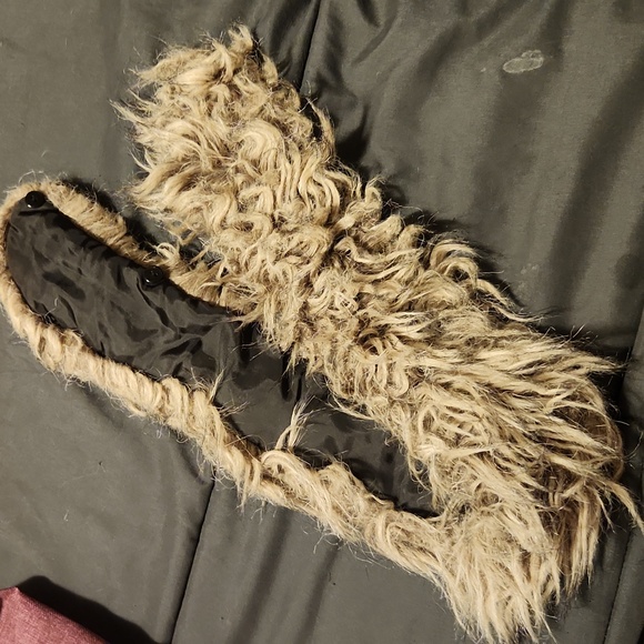 Faux fur button on collar - Picture 1 of 1